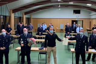 VG-Bürgermeister Jörg Lempertz mit dem scheidenden und dem neuen Wehrführer im Kreis der Aktiven der Freiwilligen Feuerwehr Bell.