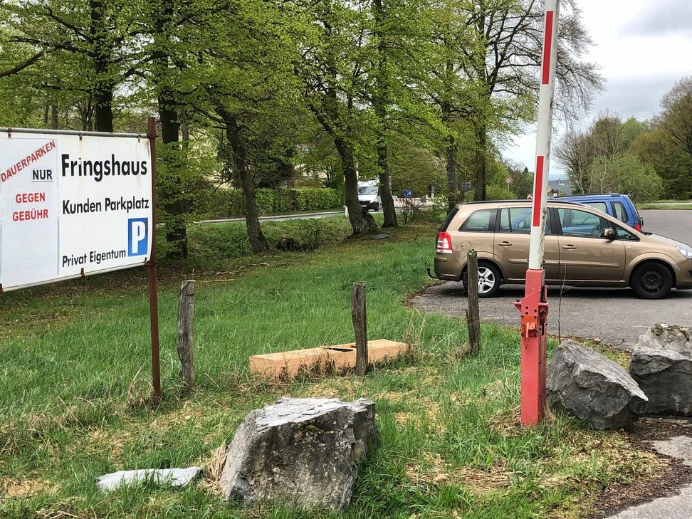 Der Parkplatz an Fringshaus ist privat - dort darf gegen Gebühr geparkt werden. Foto: T. Förster