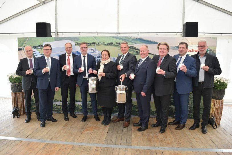 Stießen mit einem Glas Milch auf den ersten Spatenstich für die neue Hochwald-Molkerei in Obergartzem an (v.li.): Mechernichs Bürgermeister Dr. Hans-Peter Schick, Peter Manderfeld (Vorstandsvorsitzender Hochwald Milch eG), Thorsten Oberschmidt und Detlef Latka (beide Geschäftsführer Hochwald Foods), NRW-Landwirtschaftsministerin Ursula Heinen-Esser, Landrat Günter Rosenke, Karsten Schmal (Milchpräsident des Bauernverbandes), Klaus Voussem (MdL),  Matthias Bug (Aufsichtsratvorsitzender Hochwald Foods) und Generalplaner Klaus Schleiminger. Foto: Scholl