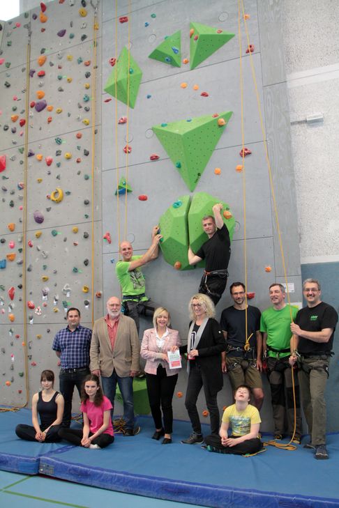 Jo Wildenberg (oben, v.l.) und Tameer Eden haben die Routen auf die neue Kletterwand geschraubt. Max Theißen (2.v.l. stehend), erster Vorsitzender des DAV Schleiden/Eifel, bedankte sich für die gute Zusammenarbeit bei Bürgermeisterin Sabine Preiser-Marian (3.v.l) und bei Rita Witt (4.v.l.) von der KSK Euskirchen. Foto: epa