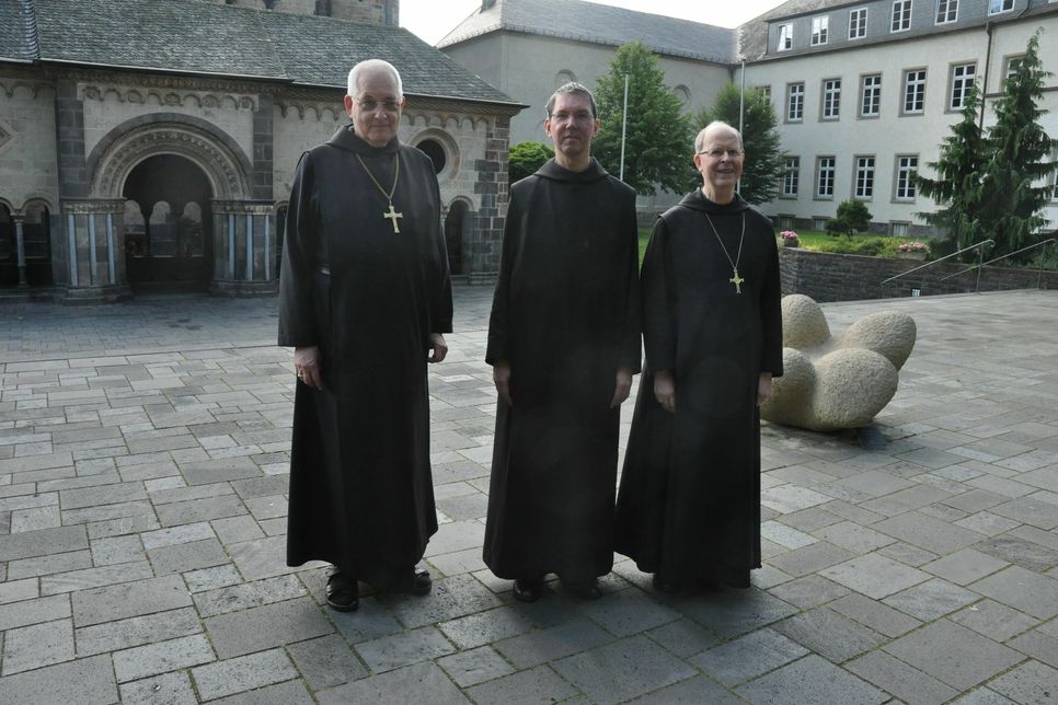 Pater Petrus Nowack (Mitte) mit Abtpräses Dr. Albert Schmidt (rechts) und Abt Franziskus Heereman (links).
