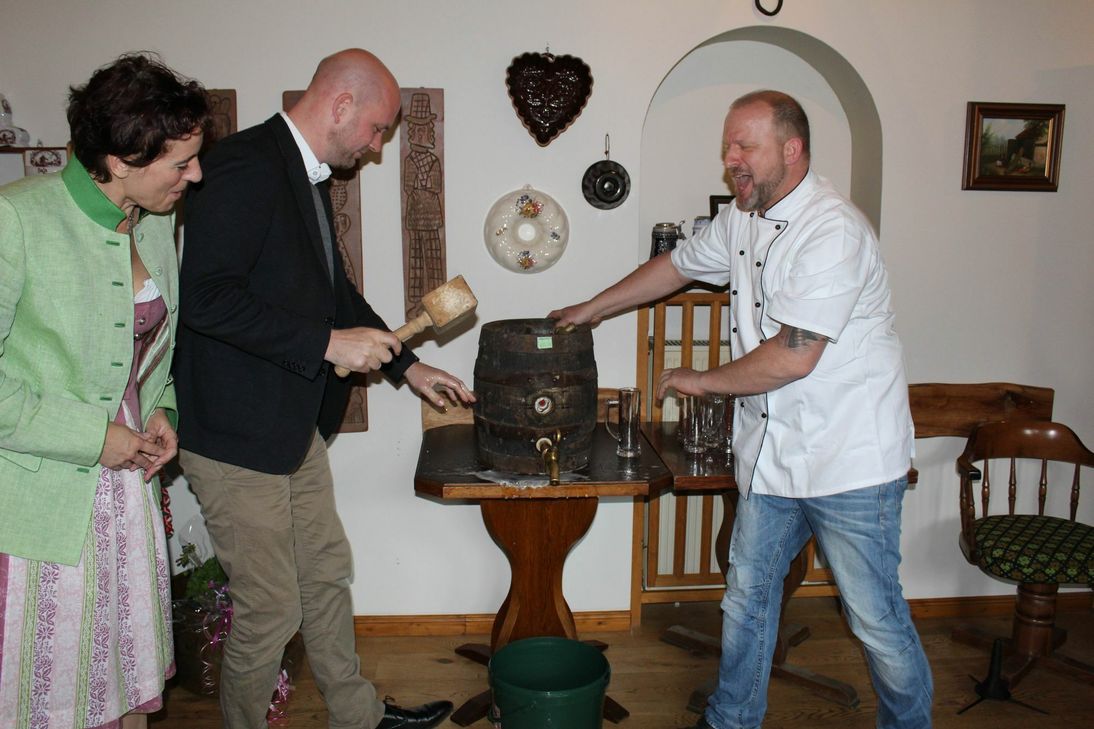 Freude über den gelungenen Fassanstich bei (v.l.) Petra Gerardy, Jorma Klauss und Markus Schwarzmüller. Foto: G. Sander