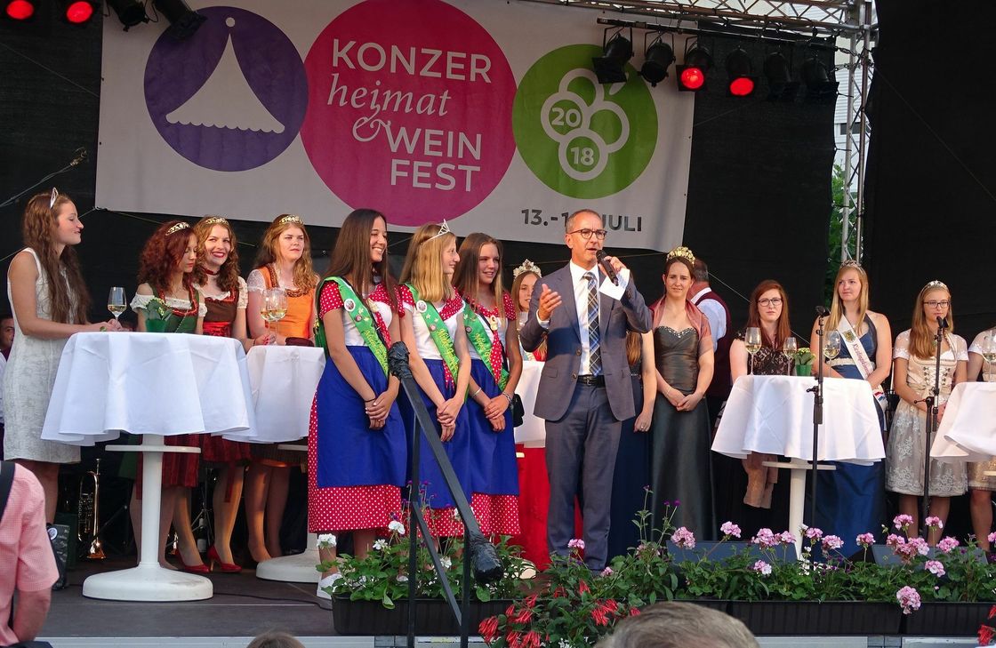 Verschiedene Weinhoheiten aus der Großregion im Gespräch mit dem Konzer Bürgermeister Joachim Weber (Foto aus dem vergangenen Jahr). Foto: Archiv