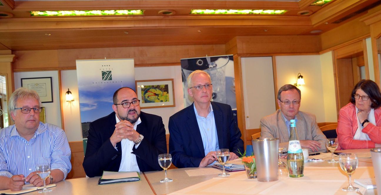 Nach der Klausurtagung am Wochenende im Hotel Weiss in Mertesdorf informiert der Stadtvorstand die Presse: v.l.: Beigeordneter Andreas Ludwig (unter anderem: Bauen, Schulen, Sport), Beigeordneter Thomas Egger (u.a.: Kultur, Tourismus, Ordnung), Oberbürgermeister Wolfram Leibe (Finanzen), Bürgermeisterin Angelika Birk (r., u.a. Bildung, Soziales, Arbeit), 2.v.r.: Presseamtsleiter Dr. Hans-Günther Lanfer.