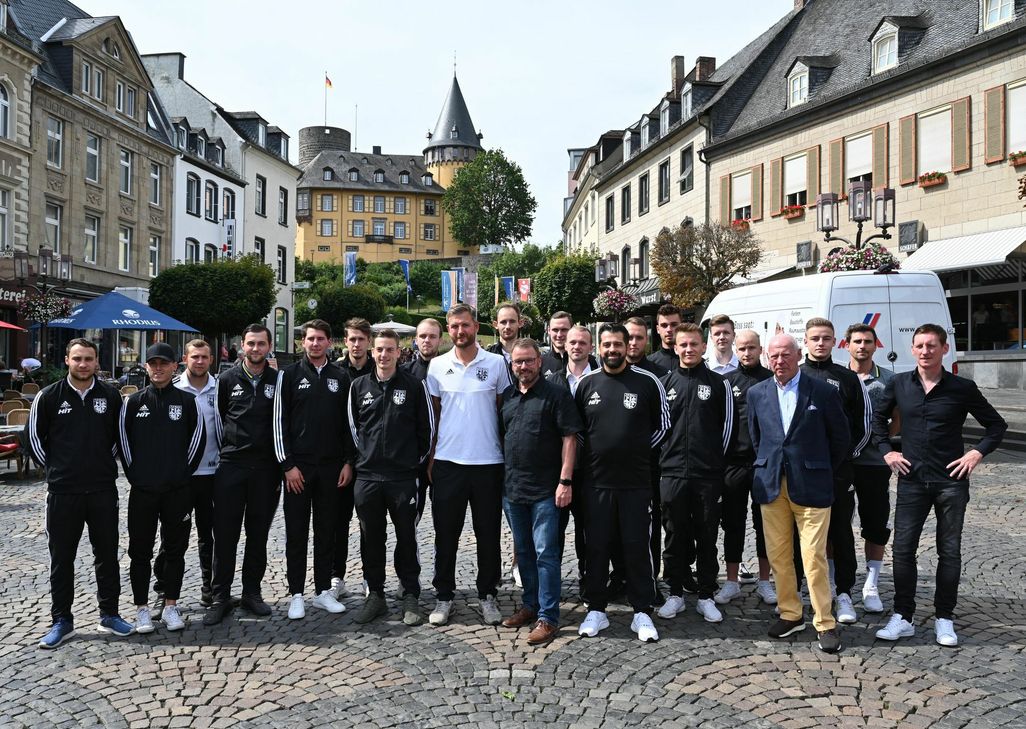 Zur Präsentation des Rheinlandliga-Teams des TuS Mayen war auch Mayens Oberbürgermeister Wolfgang Treis gekommen.