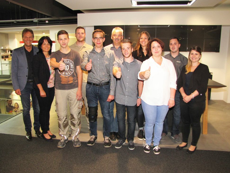 hintere Reihe v.l.n.r.: die Geschäftsleitung Michael und Mechthild Thiex, die Ausbilder Tobias Bohr, Rainer Hoor, Anika Peters, Sven Theisges  und Nicole Schmitz; vordere Reihe die vier Neulinge v.l.n.r.:  Thomas Richter, Sebastian Förster, Philipp Wagner und Stefanie Antony