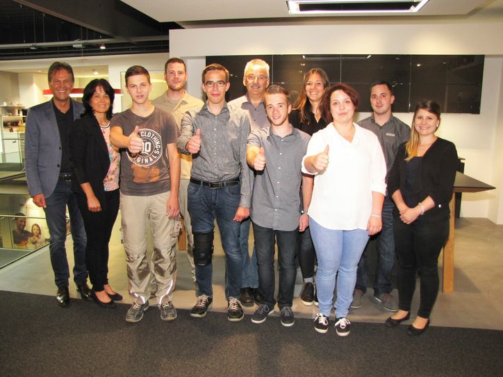 hintere Reihe v.l.n.r.: die Geschäftsleitung Michael und Mechthild Thiex, die Ausbilder Tobias Bohr, Rainer Hoor, Anika Peters, Sven Theisges  und Nicole Schmitz; vordere Reihe die vier Neulinge v.l.n.r.:  Thomas Richter, Sebastian Förster, Philipp Wagner und Stefanie Antony