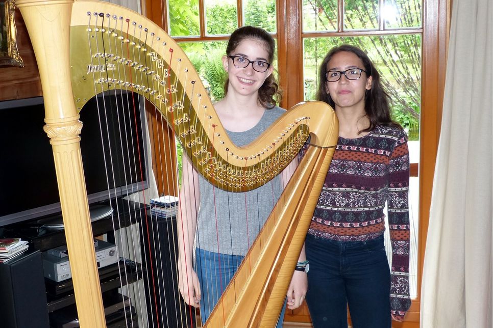 Ein erfolgreiches Harfen-Duo: Lea Pleines (r.) und Katrin Weitzel belegten in Kassel beim Bundeswettbewerb »Jugend musiziert« einen hervorragenden 2. Platz und sind demnächst auch in der Region zu hören.