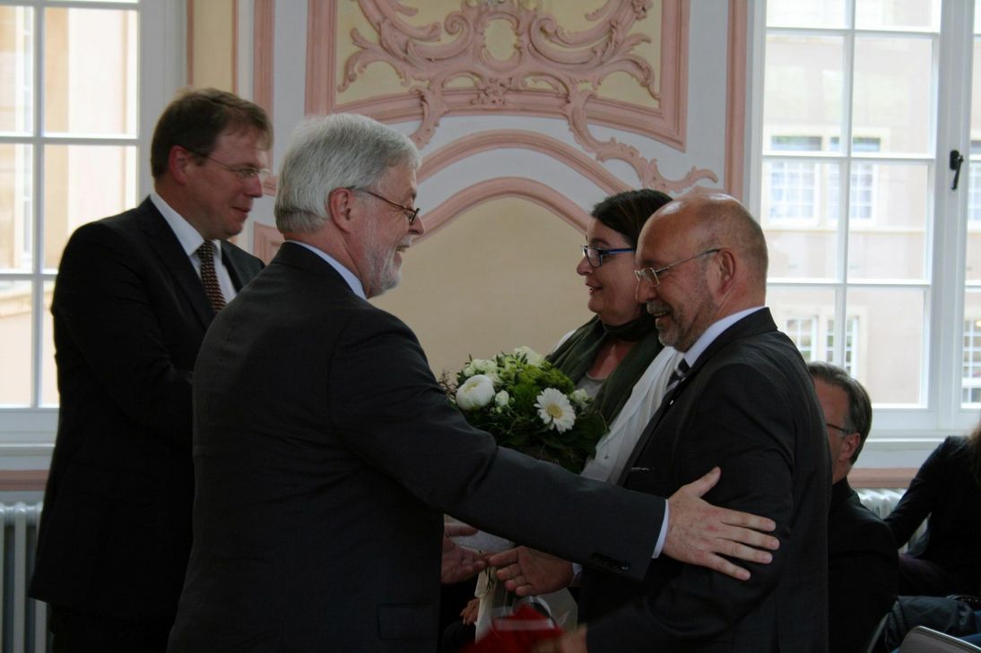 (v.l.) Caritasvorsitzender Markus Leibeweber und Caritasdirektor Dr. Bernd Kettern beim Abschied vom langjährigen Caritasvorsitzenden Jürgen Jäger. Foto: FF