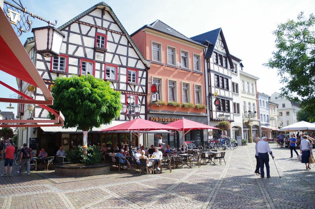 Der romantische Marktplatz von Ahrweiler bildet den Mittelpunkt des Städtchens. Hier verweilen sowohl Einheimische als auch Touristen gerne.