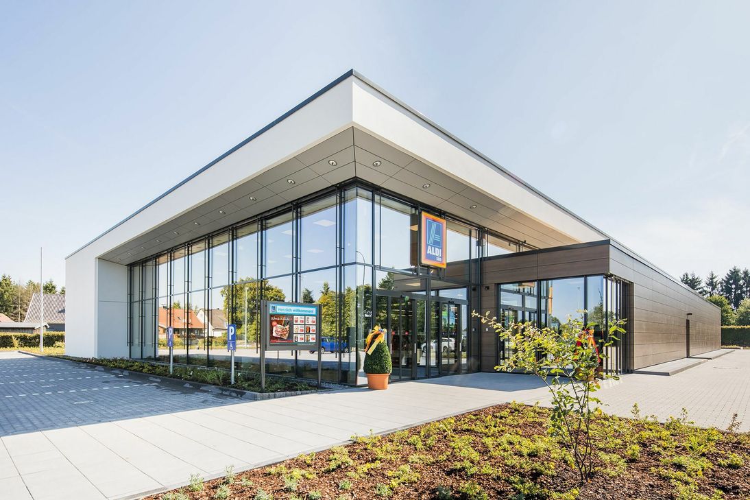 Mitten im Ort liegt die neue Filiale von Aldi Süd in Zingsheim. Das Unternehmen hat dort  ganz bewusst ein Vorzeige-Objekt geschaffen.