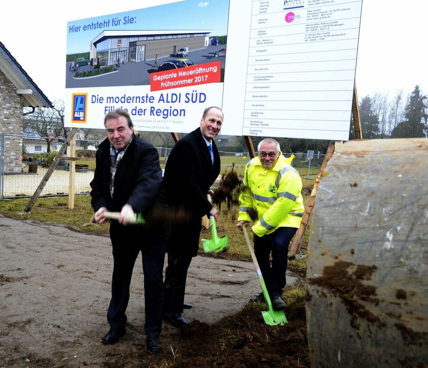 Bürgermeister Wilfried Pracht, Filialleiter Dennis Matull und Björn Just, Leiter Filialentwicklung in der ALDI SÜD Regionalgesellschaft Kerpen, zerschnitten das rote Band und gaben den Weg für die ersten Gäste frei. Fotos: ALDI SÜD