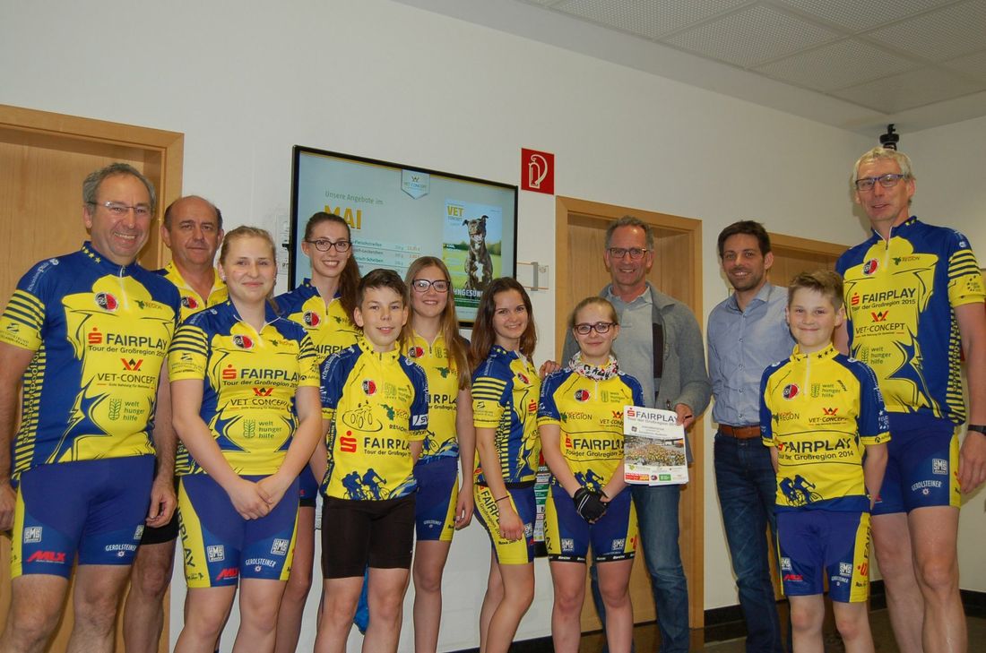 Bereits in der Vorbereitung machten die Schüler und deren Betreuer einen Zwischenstopp bei Vet-Concept in Föhren. Foto: Arens