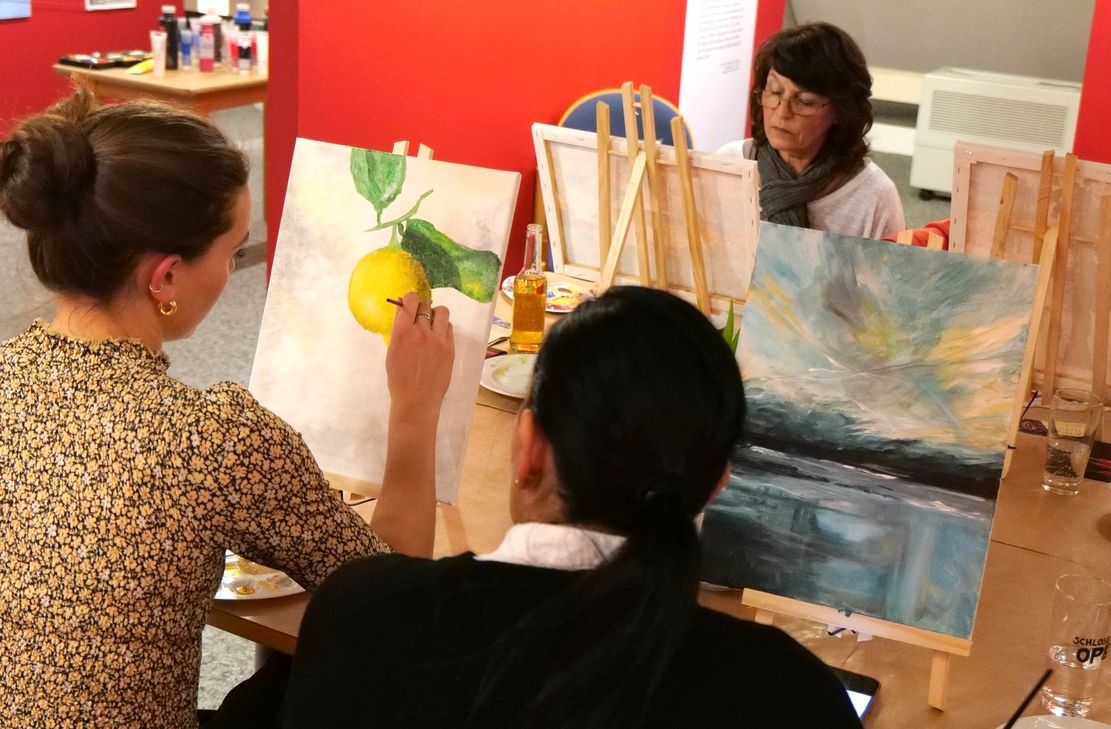 Zahlreiche Besucherinnen und Besucher ließen sich am Wochenende von den Werken Friedrich Karl Ströhers inspirieren, um im Anschluss selbst den Pinsel zu schwingen.