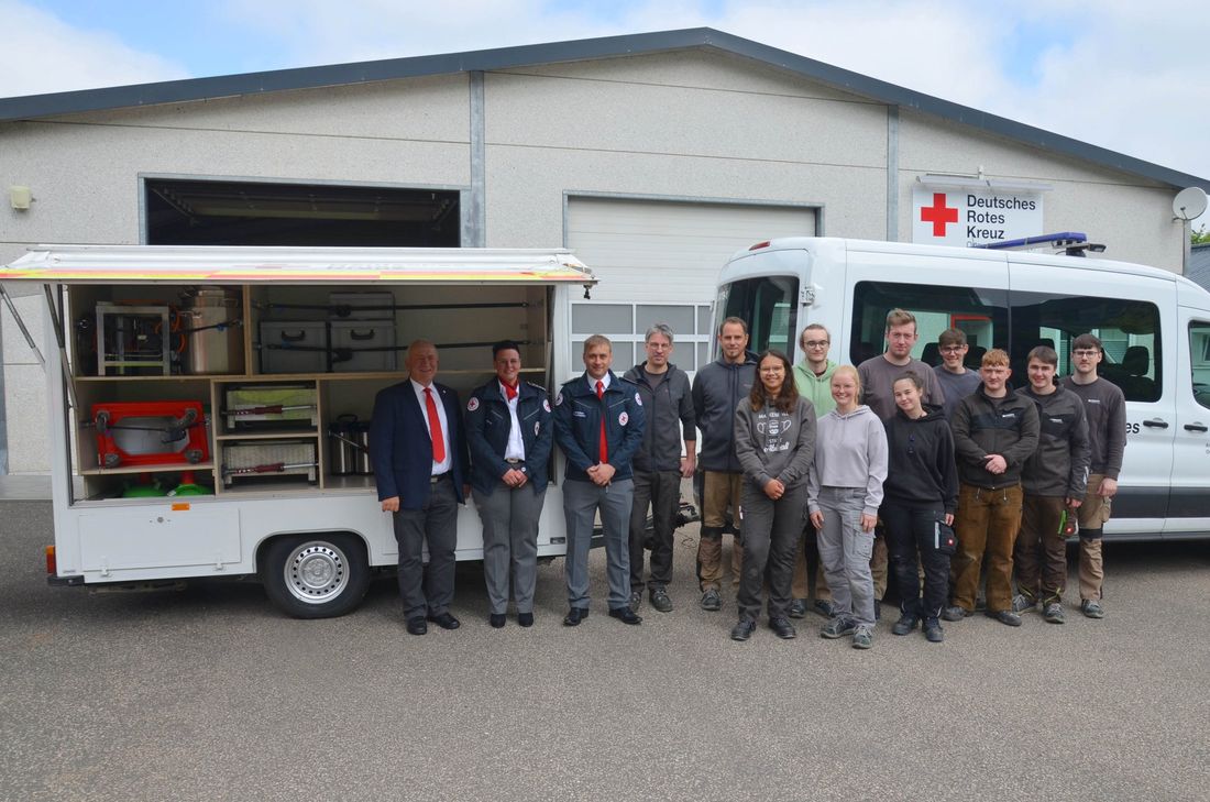 V.l.: Aloysius Söhngen, Vorsitzender DRK OV Prüm; Heike Haas und Marcel Bützer, Bereitschaftsleitung DRK OV Prüm; Ingo Thomas und Volker Zimmermann, Ausbilder PRÜM-Türenwerk und die Holzmechaniker-Auszubildenden im 3. Ausbildungsjahr