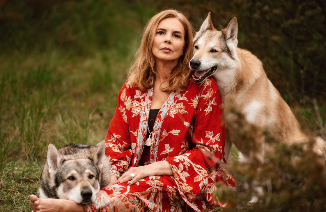 Martina auf Kuschelkurs mit Wolfshunden, der Natur sehr nahe.