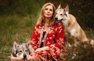 Martina auf Kuschelkurs mit Wolfshunden, der Natur sehr nahe.