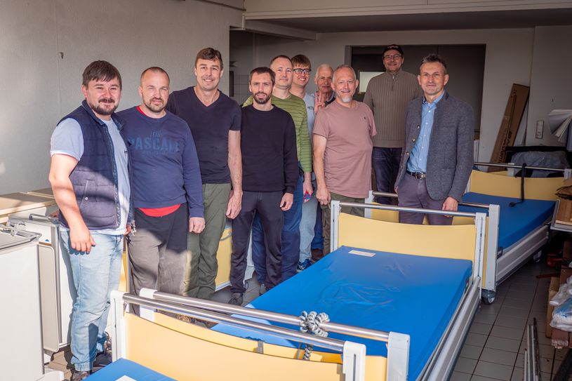 Verwaltungsdirektor Hendrik Weinz (re.) bei der Übergabe der Hilfsmittel