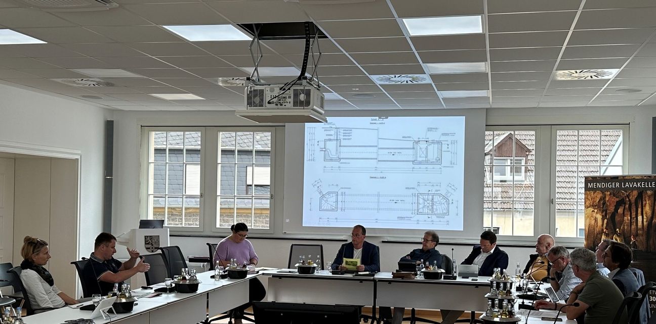 Die einzelnen Maßnahmen wurden von Georg Stein (2. v. l.), stellvertretender Werkleiter Eigenbetrieb Wasser und Abwasser, und Hanna Halft (links) vom zuständigen Fachbereich vorgestellt.