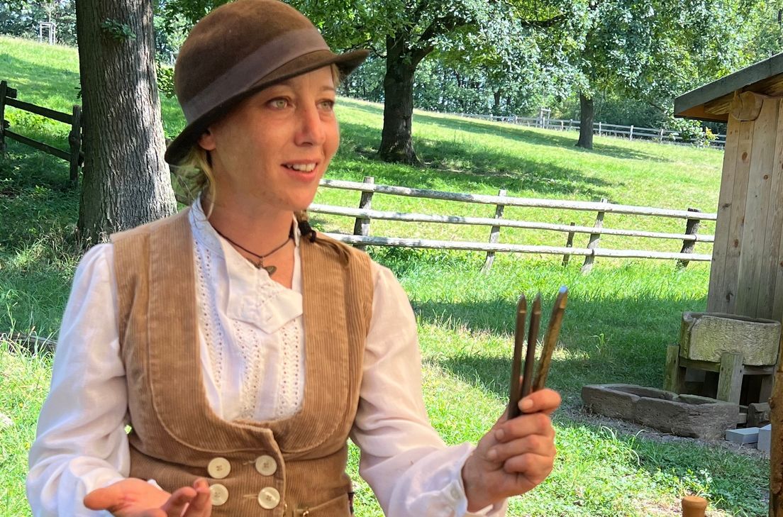 Die Steinmetzmeisterin Ulrike Glaubitz bearbeitet die Grauwacke.