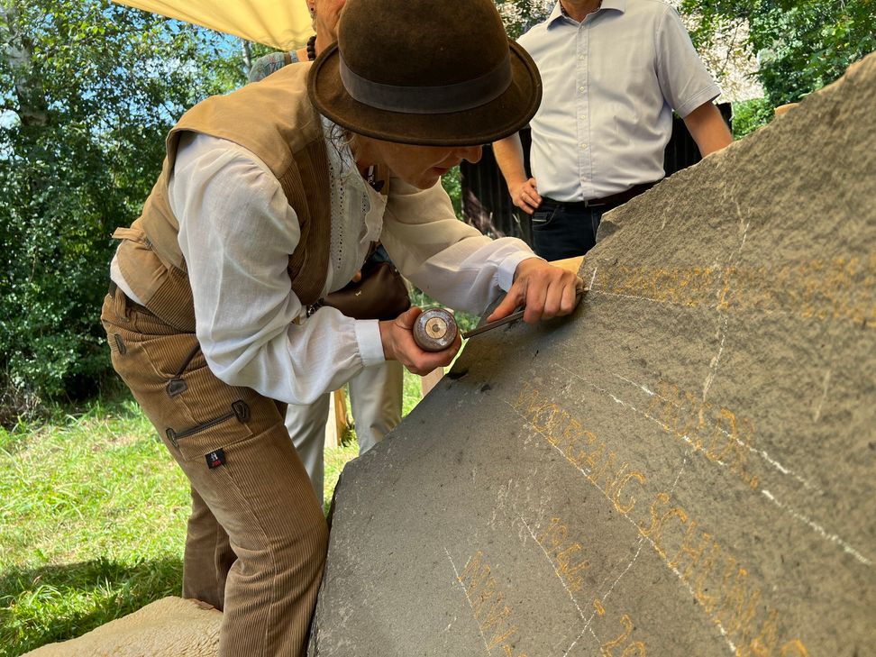 Die Steinmetzmeisterin Ulrike Glaubitz bearbeitet die Grauwacke.