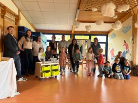 Stolz auf das Erreichte: Die Erzieherinnen, die Kinder und die Stadt Euskirchen freuen sich über die Kita-Plakette.