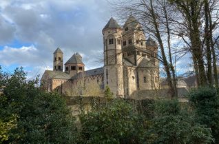 Klöster wie in Maria Laach prägen die Geschichte und Kultur der Eifel und Ardennen. Der Eifelverein und die Europäische Vereinigung für Eifel und Ardennen (EVEA) widmen sich am Freitag, 6. November, in einem Kongress der Klosterlandschaft in Eifel und Ardennen.