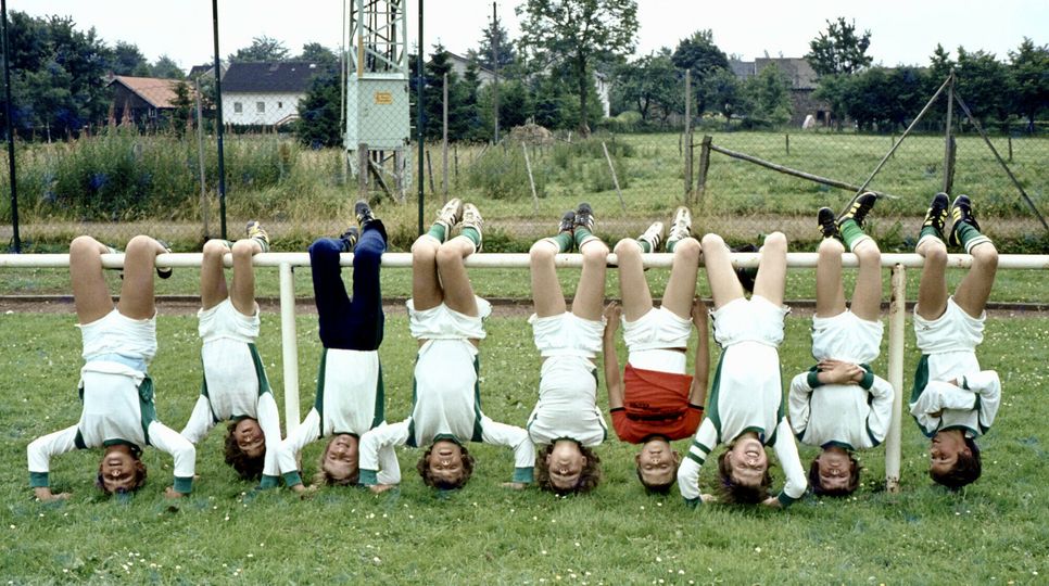 Der Verein für Heimatgeschichte Rollesbroich zeigt im Pfarrheim am 25. und 26. November wieder eine bunt gemischte Bildersammlung aus dem Dorfleben der jüngeren Vergangenheit. Ergänzt wird die Ausstellung um Fotografien aus dem beruflichen Wirken des Lokalredakteurs Peter Stollenwerk.
Foto: Verein für Heimatgeschichte Rollesbroich