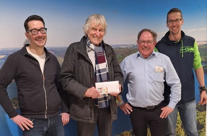 Der Betriebsratsvorsitzender Sascha David (l.), Geschäftsleiter Robert Vinken (3.v.l.) und der stellvertretende Geschäftsleiter Christian Ebersbach (r.) vom mein real markt Monschau übergeben stolz und wehmütig ein letztes Mal die Spendensumme ihrer Pfandbon-Aktion an Peter Borsdorff (2.v.l.).