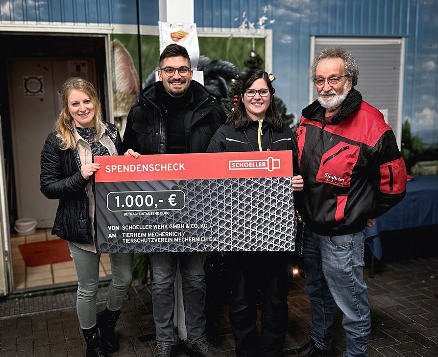 Anika Nonn (v.li.) und Timo Klein (beide Schoeller) sowie Rachel Gassen und Reiner Bauer vom Tierheim bei der Spendenübergabe.