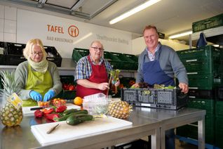 Begutachten, sortieren, vorbereiten: Ehrenamtliche Helferinnen und Helfer der Tafel in der Baumgartenstraße in Bad Kreuznach bereiten Lebensmittel für die Ausgabe vor.