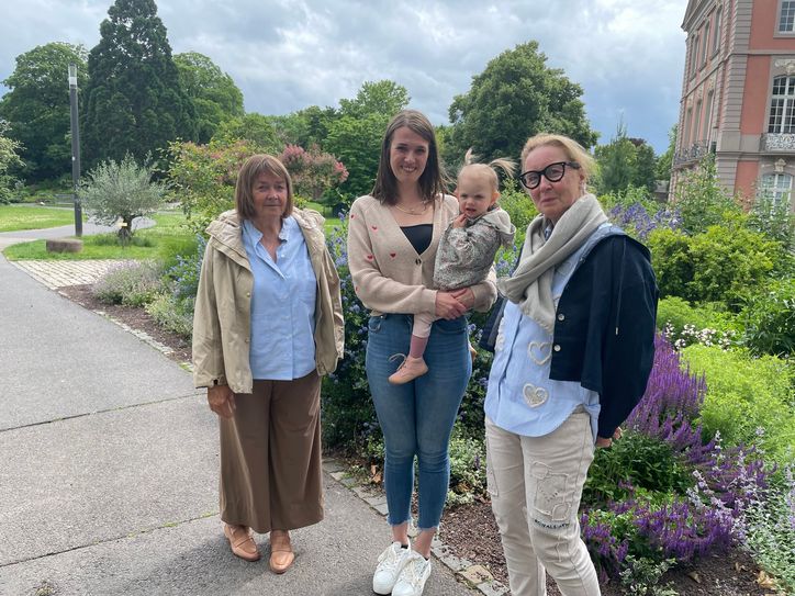 Doris Weidlich (l.) und Andrea Hansen (r.) trafen sich im Sommer mit Familie Klein zu einem gemein-samen Austausch in der Kreisverwaltung.