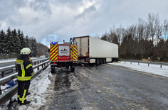 Der Wintereinbruch sorgte auf den Straßen der Eifel für Unfälle, so etwa hier auf der B51 von Prüm Richtung Köln.