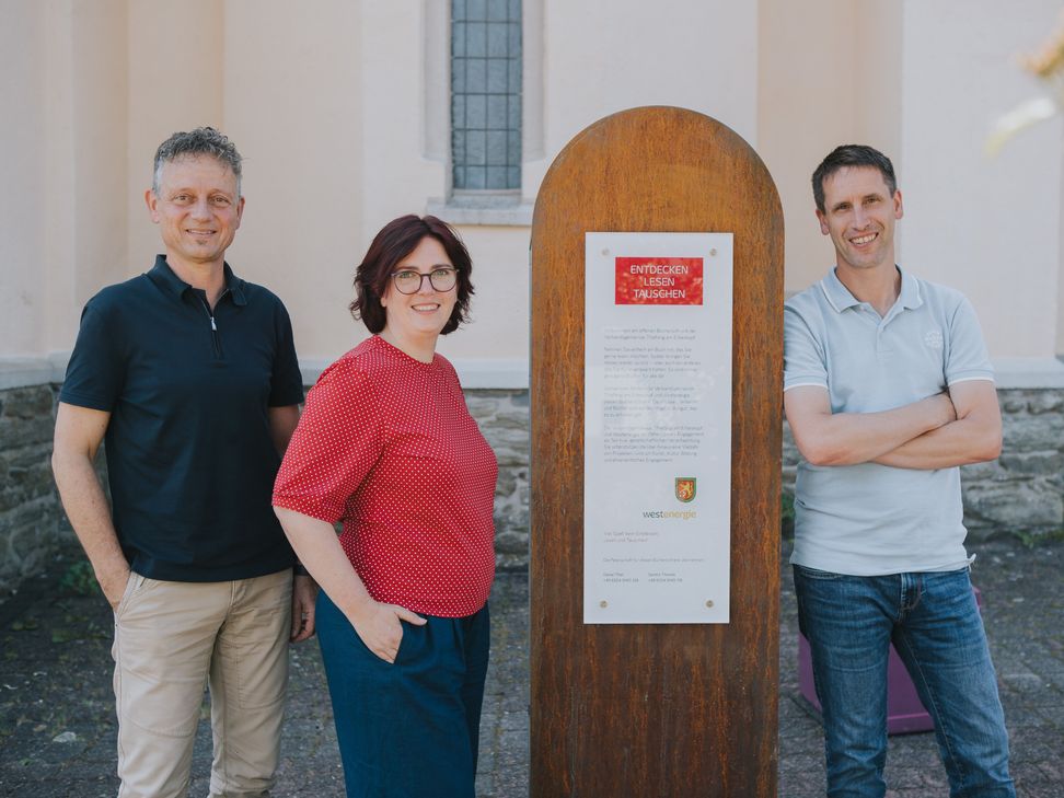 Von links: Westenergie-Regionalmanager Marco Felten, Bürgermeisterin Tamara Breitbach sowie Mitarbeiter der Verbandsgemeinde Thalfang am Erbeskopf Daniel Thiel gemeinsam bei der Einweihung des Westenergie Bücherschranks in Thalfang.