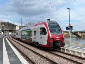 Regionalzug zwischen Luxemburg und Deutschland am Haltepunkt Trier-Pallien