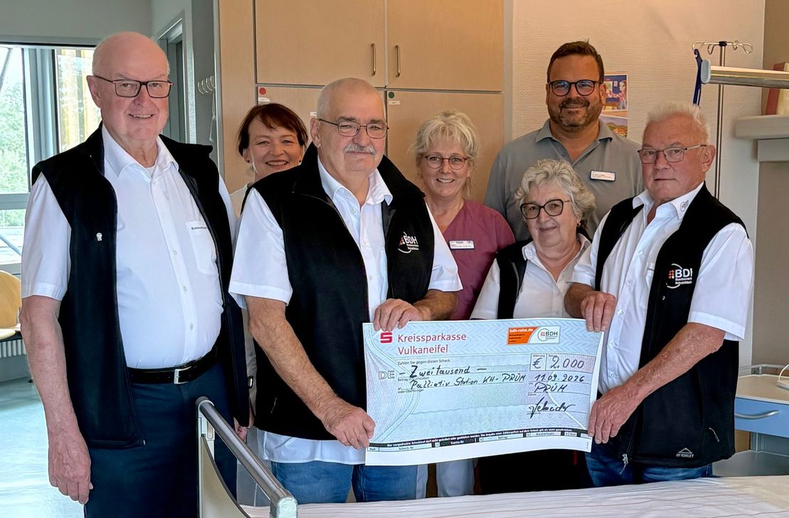 Der BDH-Kreisverband Vulkaneifel spendet 2.000 Euro an die Palliativstation des St. Joseph-Krankenhauses Prüm. Walter Schneider, Vorsitzender des BDH-Kreisverbandes Vulkaneifel (rechts) mit Mitgliedern des Vorstands und Mitgliedern des Palliativ-Teams im Prümer Krankenhaus.