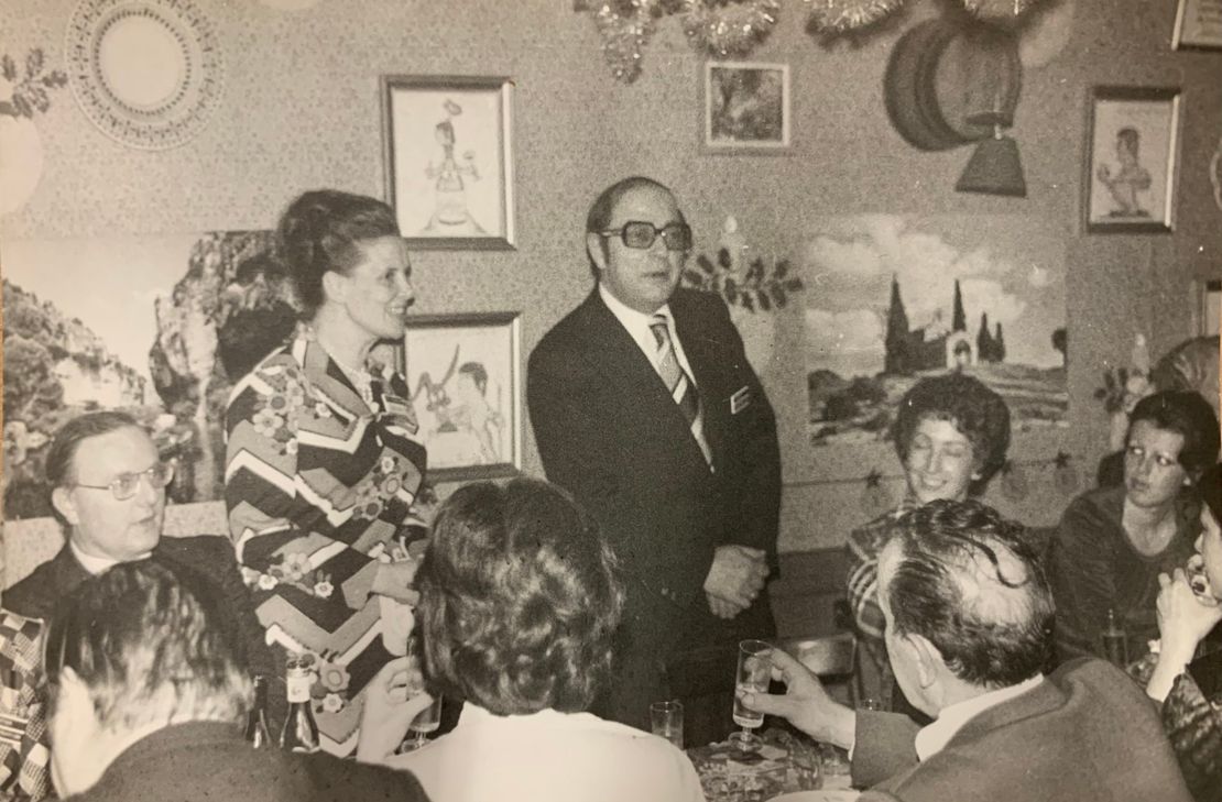 Bourg-Saint-Andéol, 1974: Bei einem Arbeitstreffen gelingt es Monschaus Bürgermeister Paul Johnen die südfranzösischen Gastgeber für seine Stadt und für eine Städtepartnerschaft zu begeistern. Diese wurde ein Jahr später begründet. Links stehend die Dolmetscherin Marlene Leyendecker aus Kalterherberg.