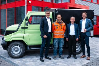 Bei der Übergabe strahlten mit der Sonne um die Wette (von links): Michael Gruben (Geschäftsführer Glatthaar Keller), Patrick Spang (Bauhofleiter Stadt Simmern), Dr. Andreas Nikolay (Bürgermeister Stadt Simmern) und Dirk Wetzel (Geschäftsführer Glatthaar Keller).