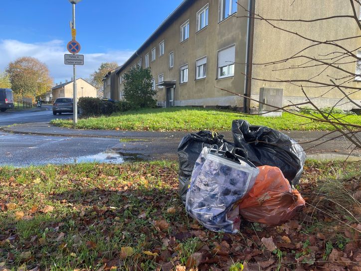 An der Kreuzung im Bereich Immelmannstraße in Cochem-Brauheck liegt kurz nach der großen Räumaktion erneut Kleidung und Müll.