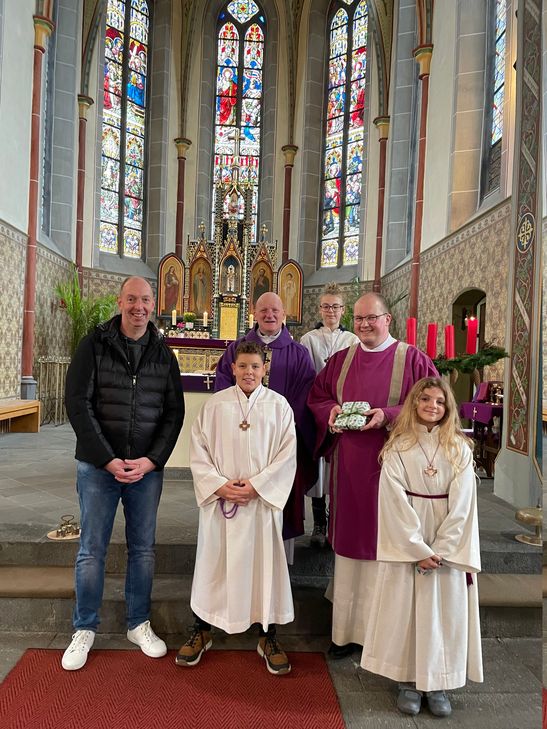Dankbar nahm der neue Diakon Gaub das Geschenk entgegen (v.l.): Dirk Lescher, Messdiener Jonathan, Pfarrer Michael Wilhelm, Messdienerin Lynn, Diakon Heiko Gaub und Messdienerin Emilia.