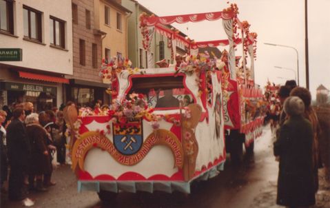 Ein historisches Foto: So sah der FMK Prunkwagen im Jahr 1980 aus.