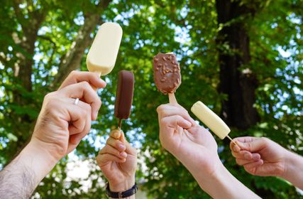 Eine kleine, aber schmackhafte Abkühlung bei Hitze: Ein Eis mit den Kollegen, wie hier bei einer Eis-Aktion im Klinikum Mutterhaus.