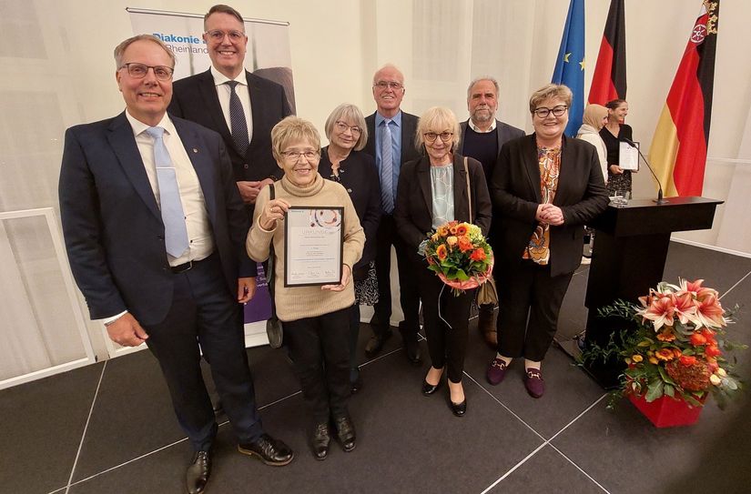 Von rechts: Staatssekretärin Bettina Brück, Stefan Sitzenstuhl, Alice Hawig (Vorstand VBS), Dietmar Tuldi (Vertreter Landrat), Sabine Bollhorst und Hildegard Engelmann (VBS), Arbeitsminister  Alexander Schweitzer und VG-Bürgermeister Peter Müller.