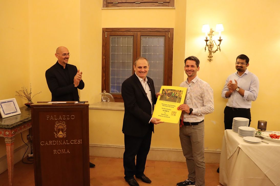 Thomas Frauenkron (2.v.re.) bei der Übergabe an Pater General Milton Zonta in Rom.