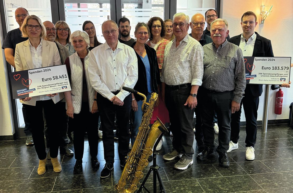 Regionaldirektorin Simone Jochens (1.v.l.) und Filialleiter Marcel Jäckel (1.v.r.) hatten zur regionalen Spendenübergabe in die Volksbank-Filiale in Emmelshausen eingeladen.