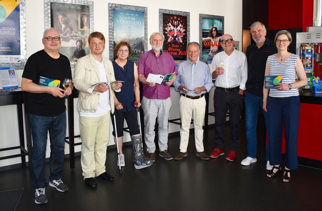 Von links: Peter Huth (Programmteam), Kurator Janis Kuhnert, Margit Klein, Kultur-Staatssekretär Prof. Dr. Jürgen Hardeck, Bürgermeister Dr. Andreas Nikolay, Wolfgang Stemann, Klaus Endres und Sandra Burmann (Programmteam) bei der Pressekonferenz.