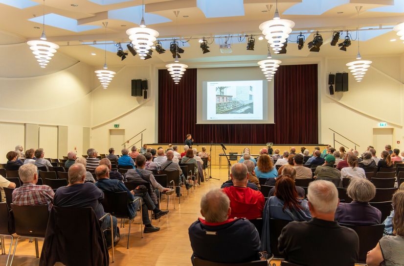 Rund 110 Bürgerinnen und Bürger waren in die Stadthalle gekommen, um sich über den aktuellen Stand der Planungen zur Neugestaltung der Rheinallee zu informieren.
