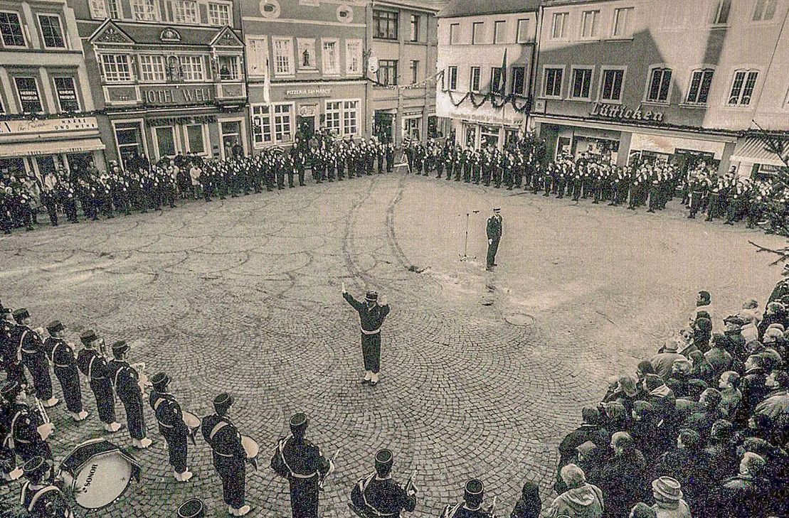 Fünf Jahrzehnte prägte französisches Militär das Stadtbild, hier bei der Verleihung der Ehrenschnur auf dem Wittlicher Marktplatz. 

Foto: Fotoforum