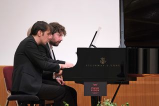 Ein Klavierduo von Weltrang, das französische Geister Duo mit den Pianisten David Salmon und Manuel Vieillard.