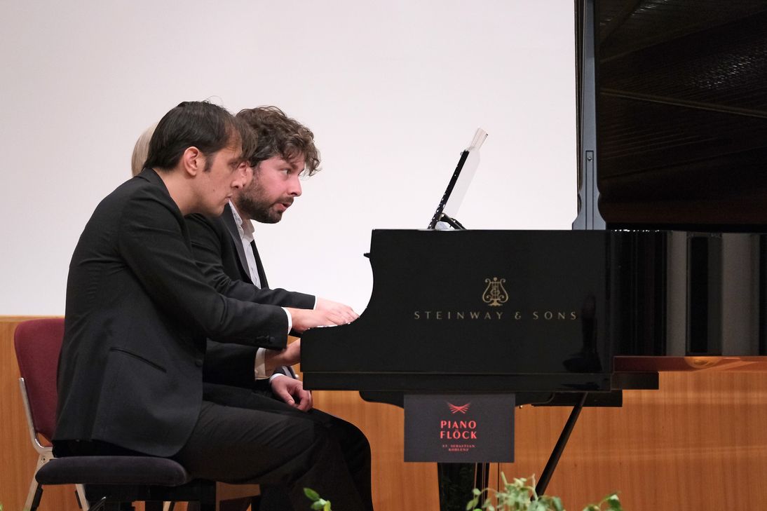Ein Klavierduo von Weltrang, das französische Geister Duo mit den Pianisten David Salmon und Manuel Vieillard.